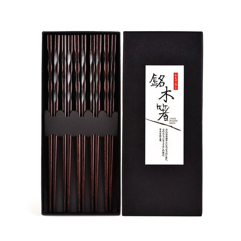 Coffret de baguettes en bois et son couvercle sur fond blanc