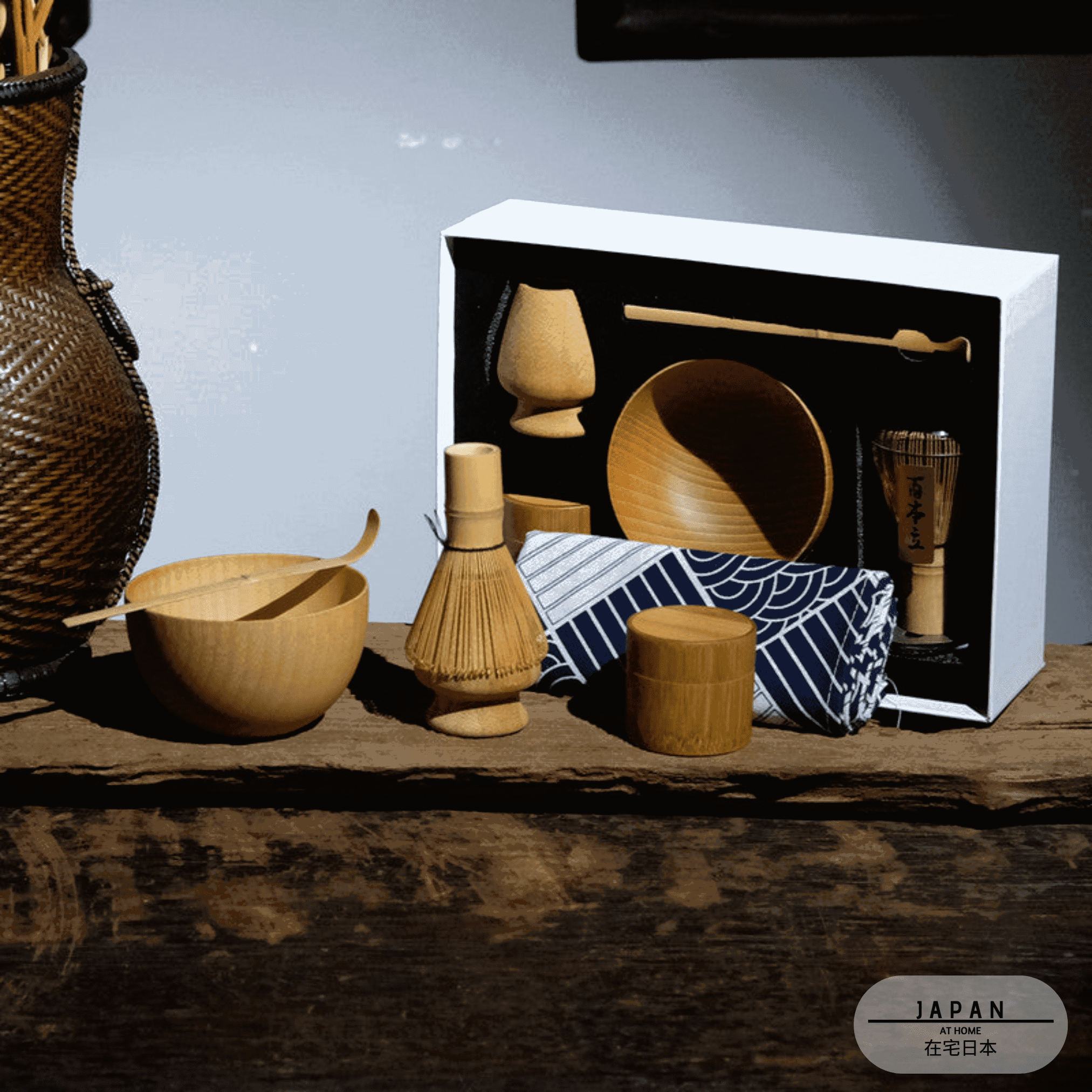 Kit matcha dans son coffret ouvert, fouet posé sur un bol en bois