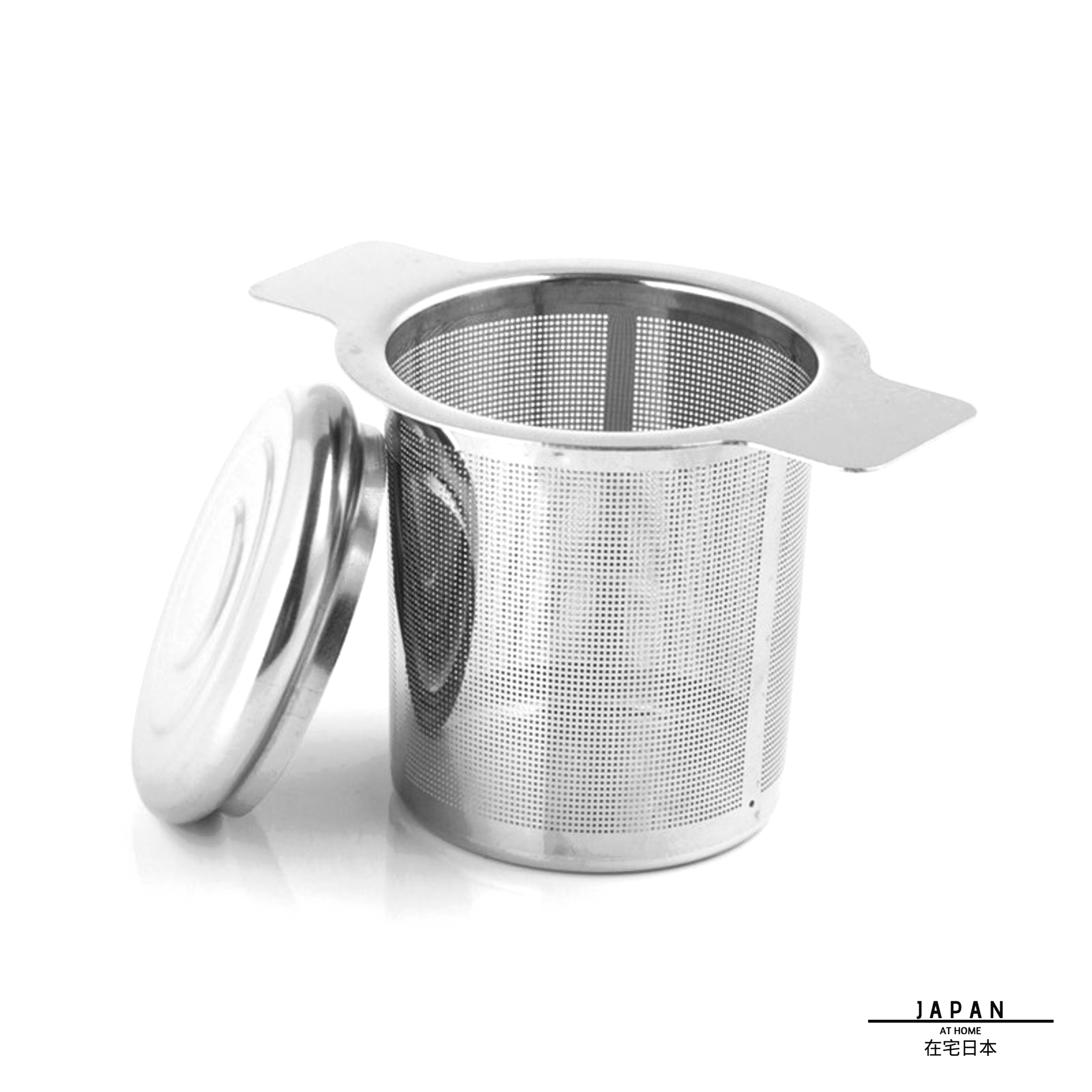 Infuseur à thé en inox avec son couvercle posé à côté, sur fond blanc