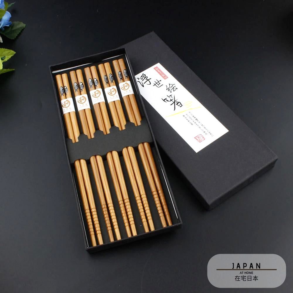 Coffret de baguettes japonaises motif poisson ouvert, cinq paires visibles
