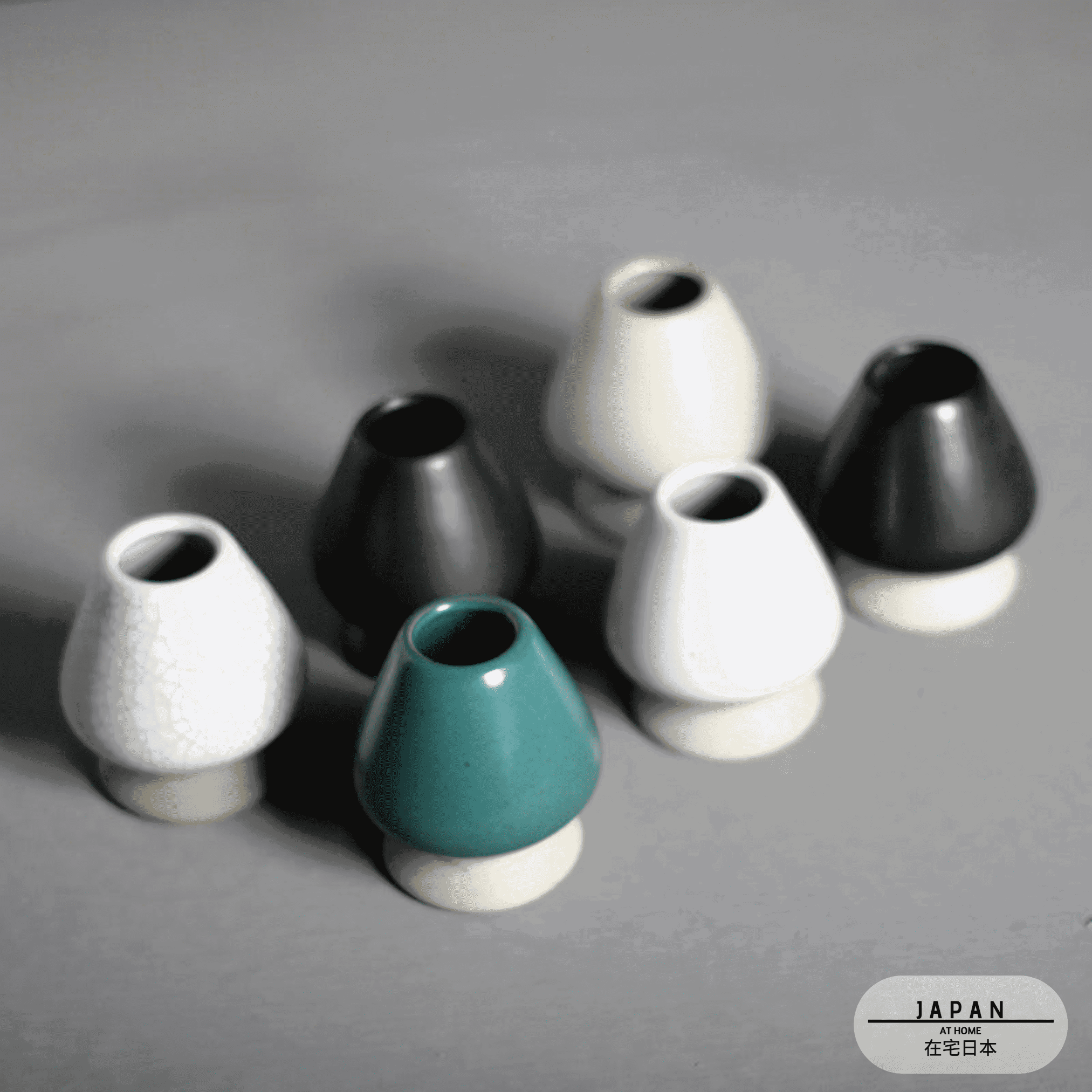 Six supports pour fouet matcha de couleurs différentes sur fond gris