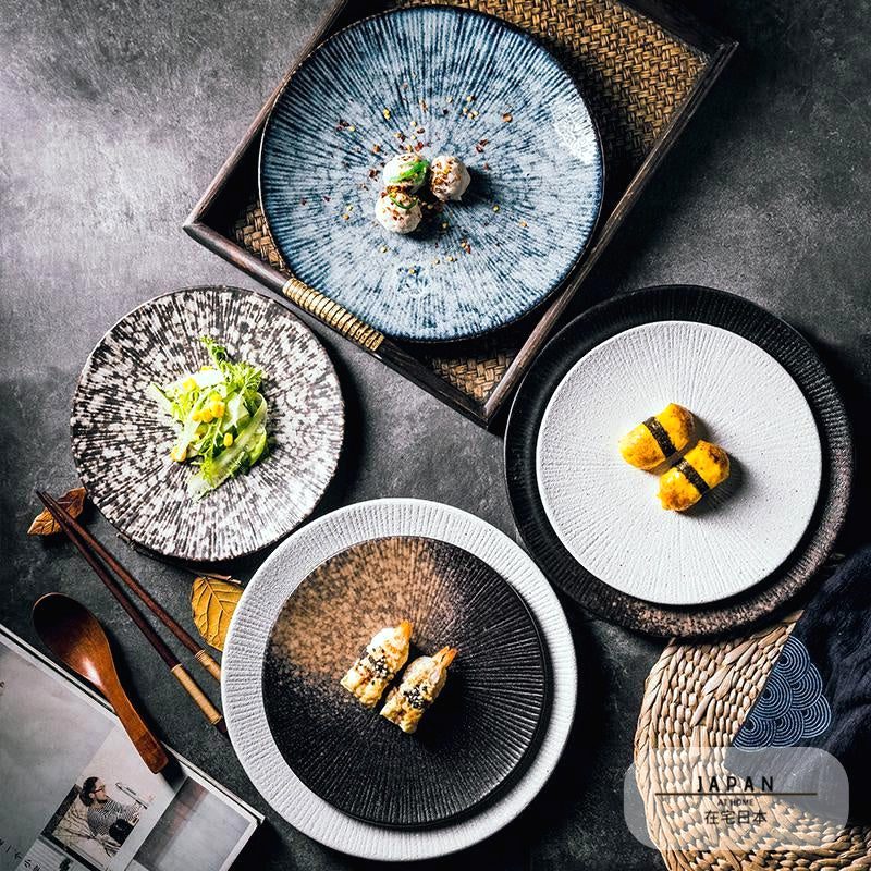 Quatre finitions de l'assiette Shiro garnies, vues de dessus sur une table
