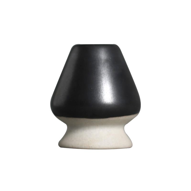 Support pour fouet matcha noir à pied clair, de face