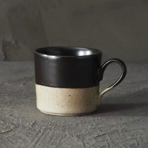 Tasse Tsuchi noire à anse et base brute, de face