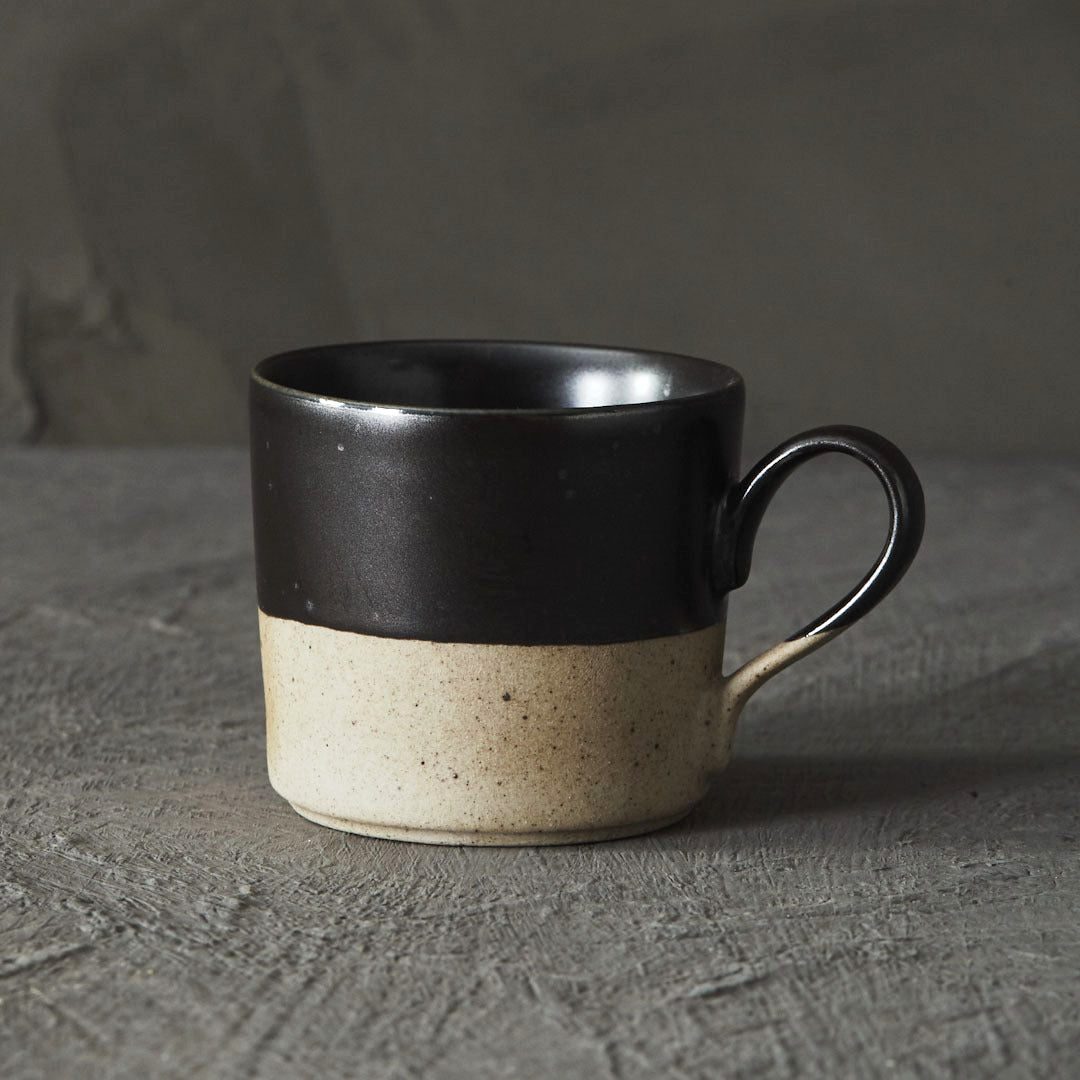Tasse Tsuchi noire à anse et base brute, de face