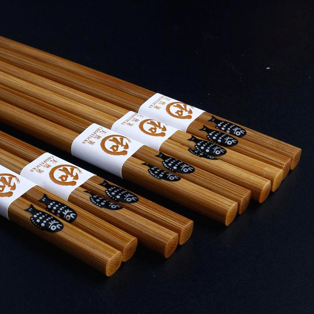 Baguettes japonaises motif poisson alignées, détail du décor noir