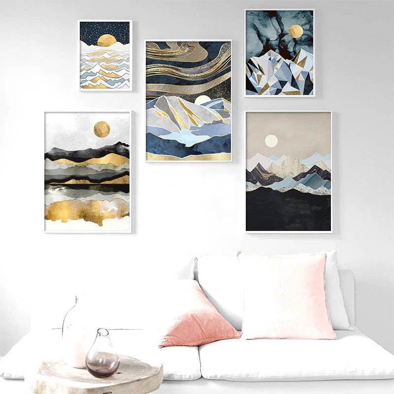Composition de cinq affiches Désert bleu au-dessus d'un lit bas blanc