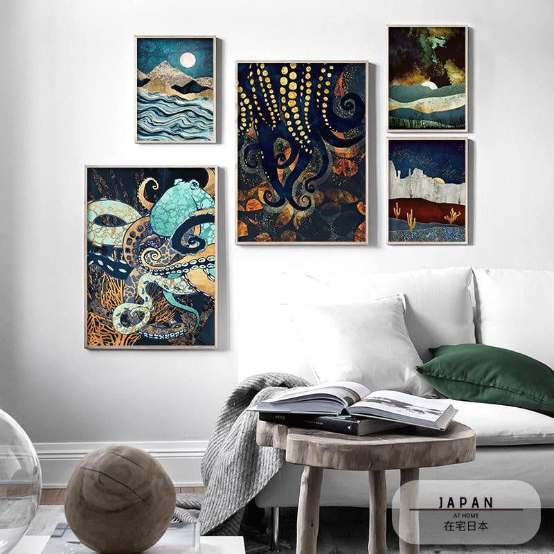 Composition de cinq affiches Paysage onirique au-dessus d'un canapé blanc