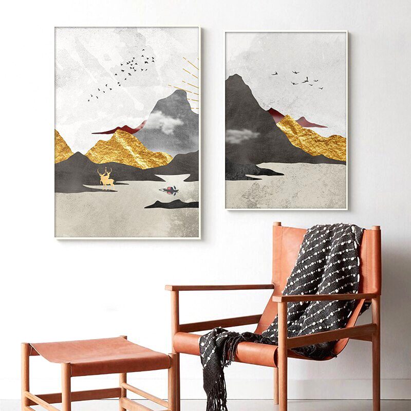 Deux affiches Soleil d'or au-dessus d'un fauteuil orange