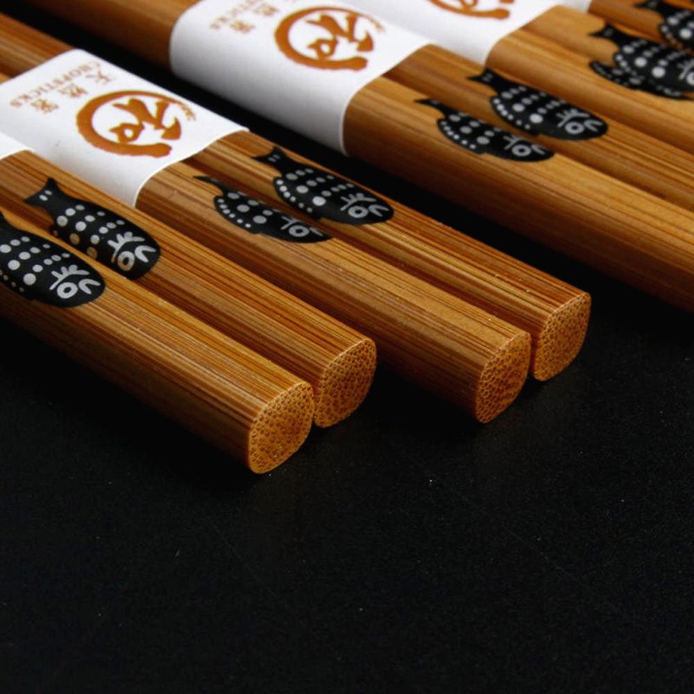 Baguettes japonaises motif poisson, gros plan sur les étiquettes