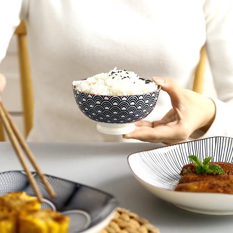 Bol matcha Seyama à vagues rempli de riz, tenu en main