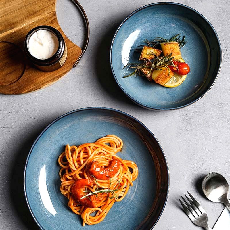 Deux assiettes japonaises Chitako bleues vues de dessus avec pâtes et légumes rôtis