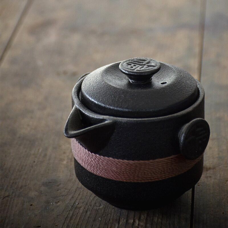 Théière japonaise portable Kataoka avec son couvercle, vue de près sur une table