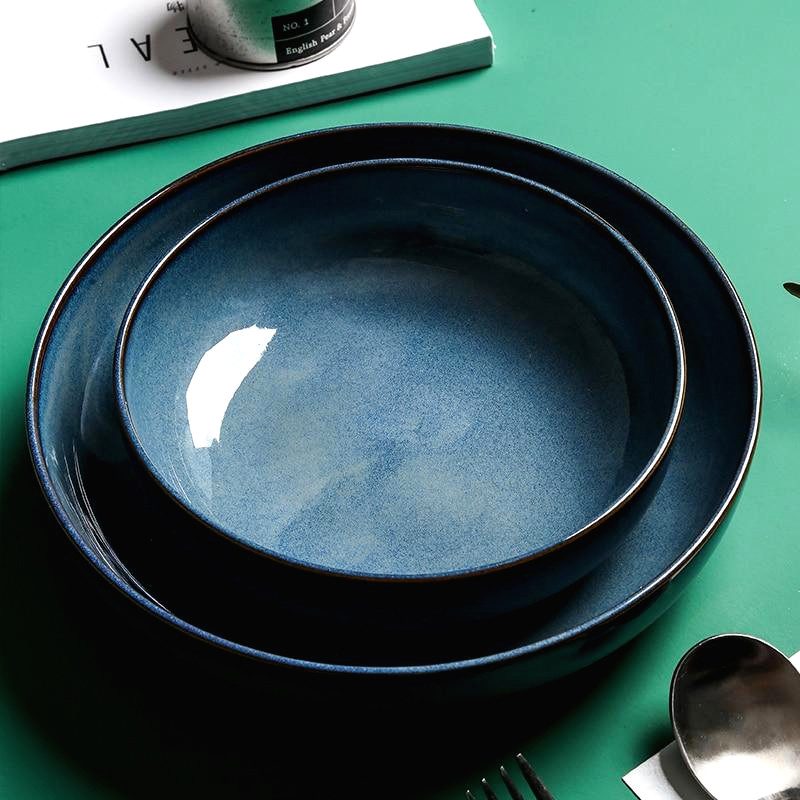 Assiettes japonaises Chitako bleues empilées sur fond vert