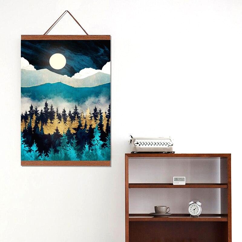 Affiche de forêt sous la lune tenue par un cadre de suspension foncé au mur