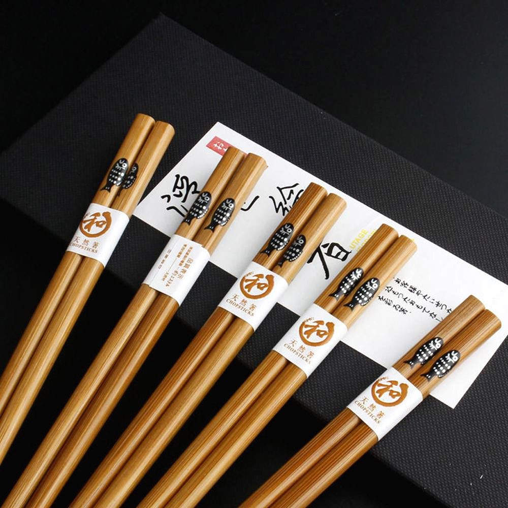 Baguettes japonaises motif poisson en éventail devant leur boîte