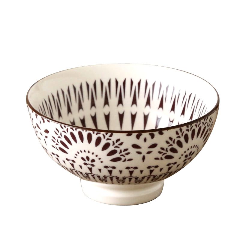 Bol matcha Seyama dentelle marron sur fond blanc, vue rapprochée