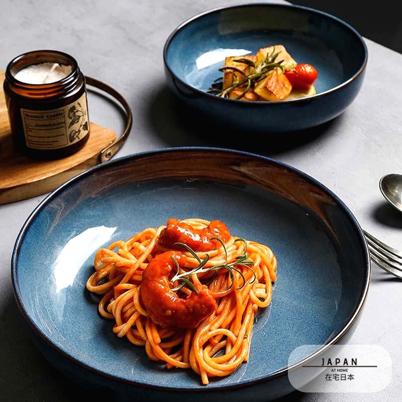 Assiettes japonaises Chitako bleues garnies de spaghettis aux crevettes sur une table grise