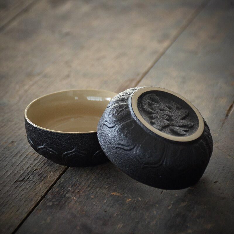 Deux tasses de la théière portable Kataoka, l'une retournée