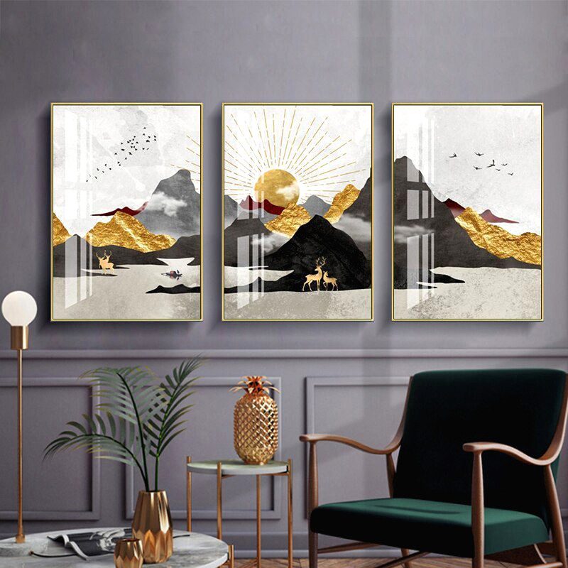 Trois affiches Soleil d'or alignées sur un mur gris lilas, vue d'ensemble du salon