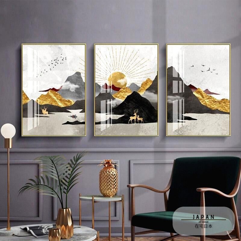 Triptyque d'affiches Soleil d'or au-dessus d'un fauteuil vert dans un salon mauve
