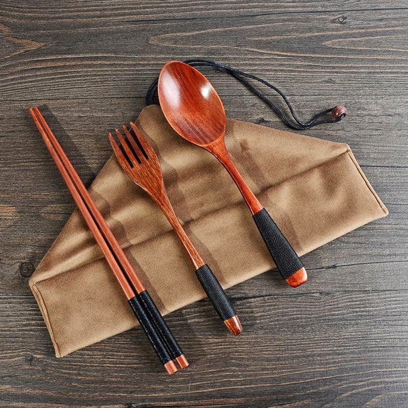 Set de couverts en bambou posé sur sa pochette à cordon