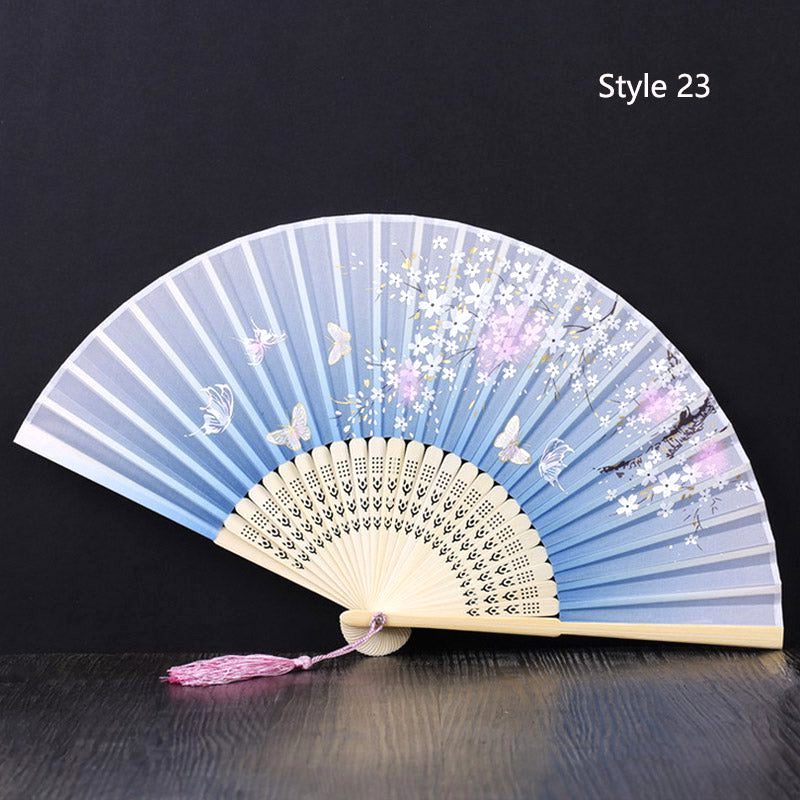 Éventail japonais en satin bleu clair, fleurs blanches et papillons