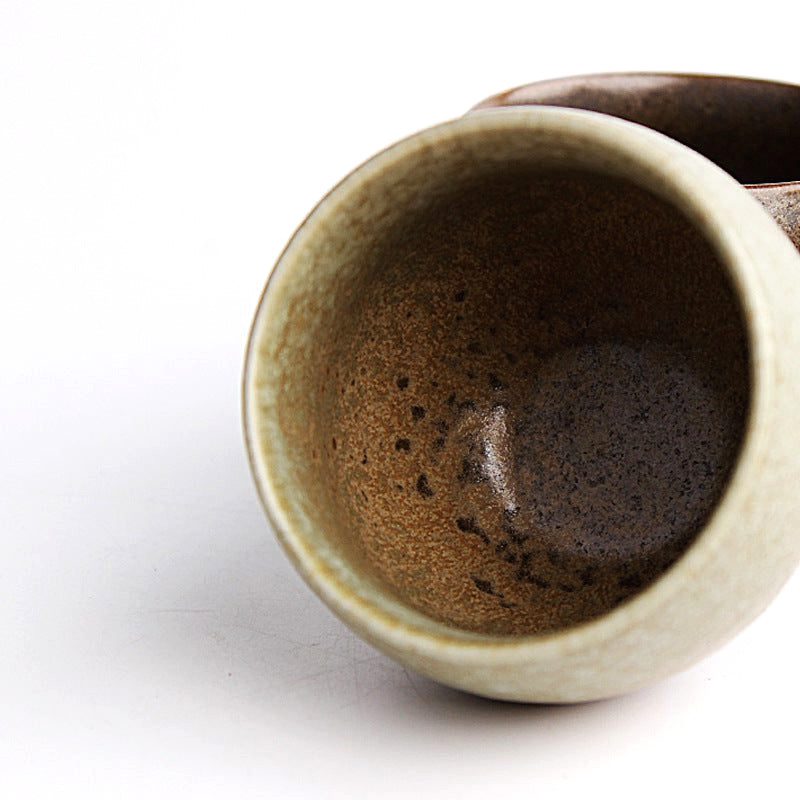 Intérieur moucheté d'une tasse japonaise Uyeno jaune vu de près