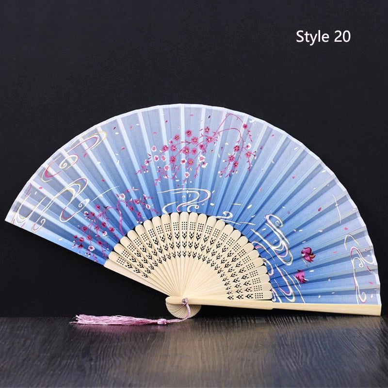 Éventail japonais en satin bleu ciel, fleurs rouges et motifs blancs