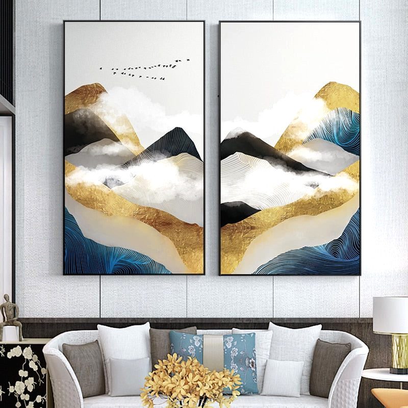 Les deux modèles d'affiche Montagne dorée côte à côte au-dessus d'un canapé