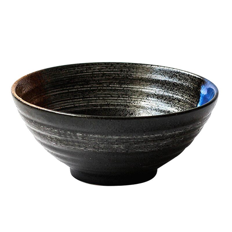 Bol à ramen Tsukuda noir de profil sur fond blanc, reflet bleu à l'intérieur