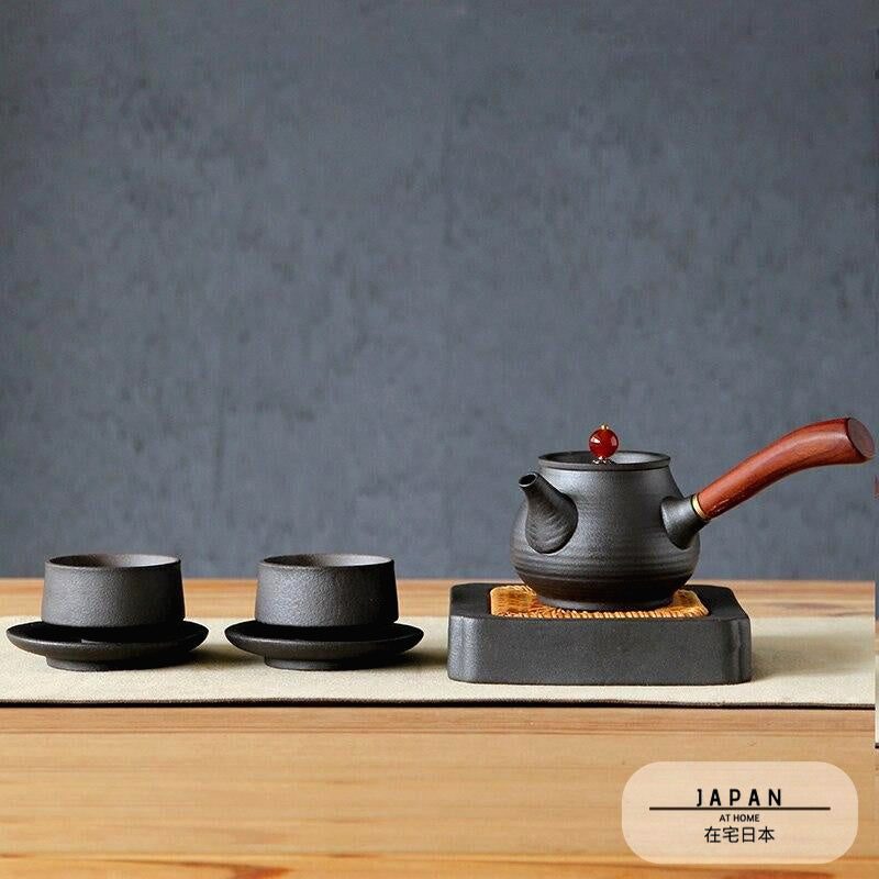 Service à thé Kawano : théière à manche latéral et deux tasses sur soucoupes