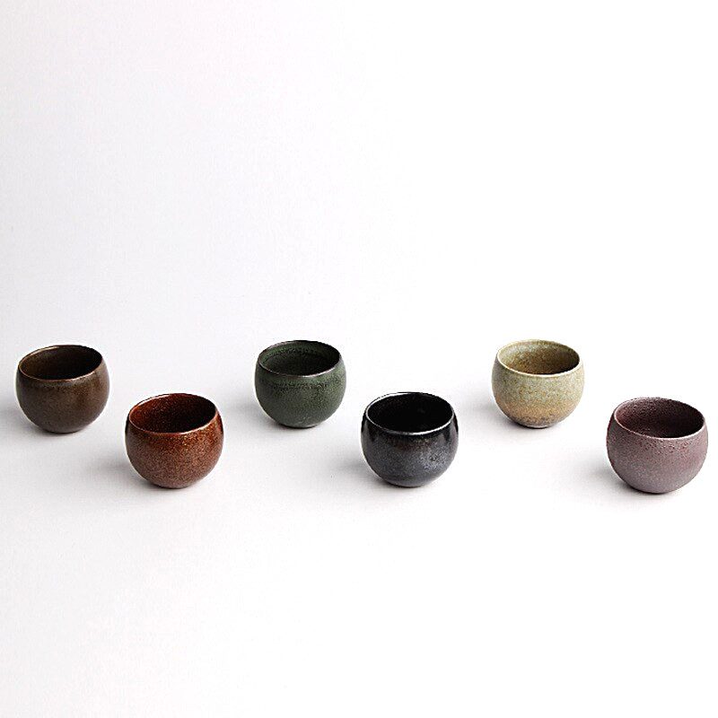 Six tasses japonaises Uyeno de couleurs différentes sur fond blanc