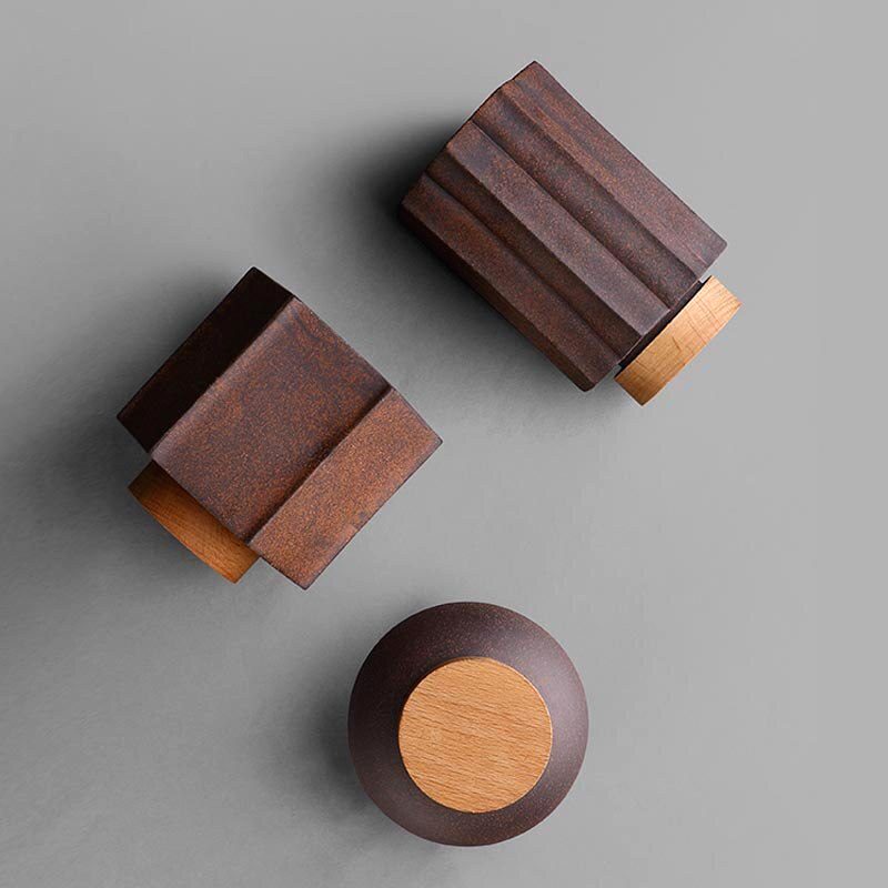 Trois pots à thé Sunada couchés, vus de dessus sur fond gris