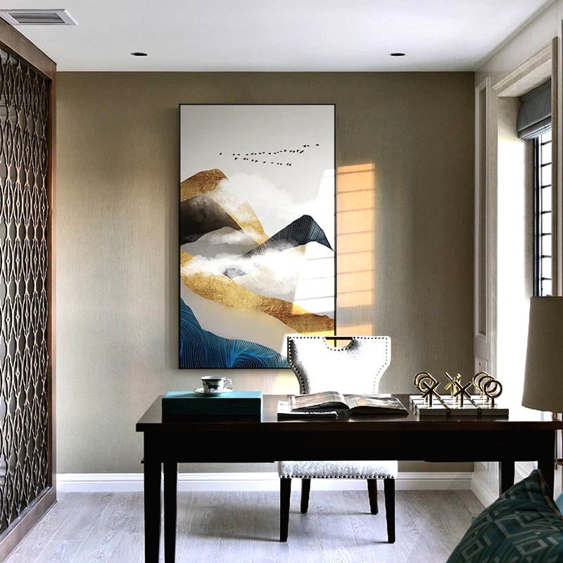 Affiche Montagne dorée dans un bureau, au-dessus d'une table sombre