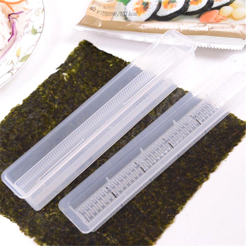 Deux moules à maki transparents posés sur une feuille d'algue