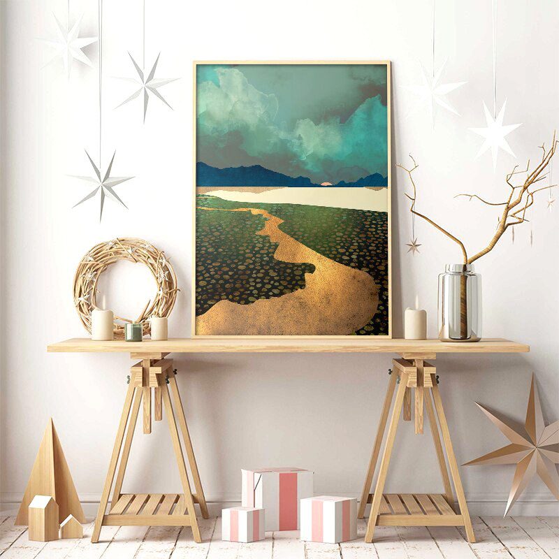 Affiche Terre et mer modèle B au-dessus d'une console avec décor de fête