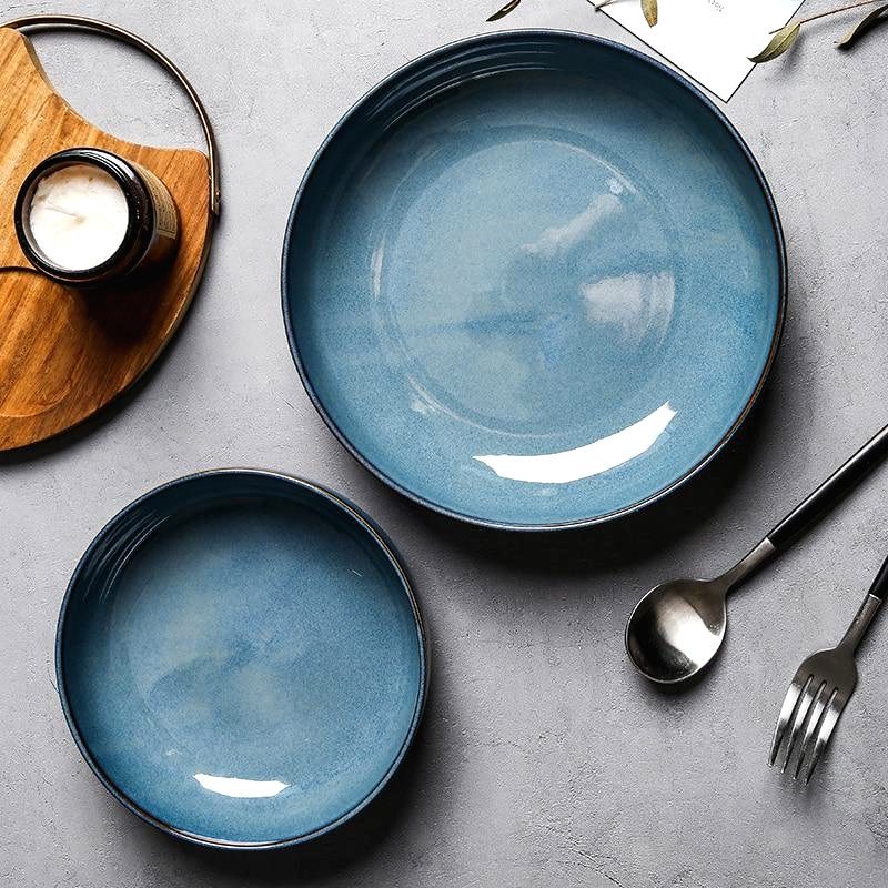 Deux assiettes japonaises Chitako bleues vides vues de dessus avec couverts