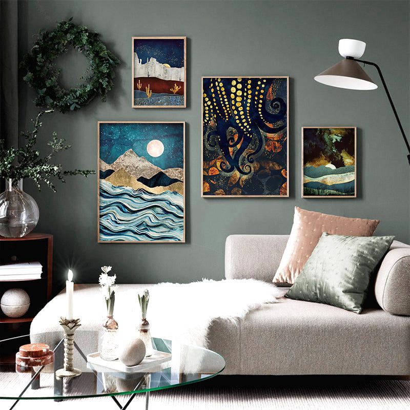 Cinq affiches Paysage onirique au mur vert d'un salon avec couronne