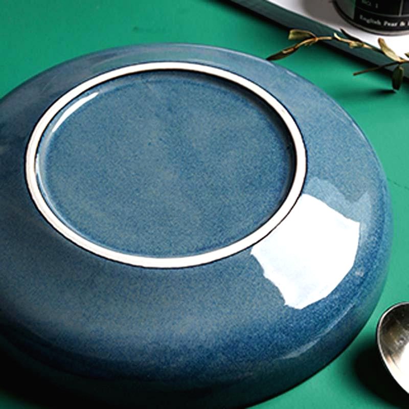Dessous de l'assiette japonaise Chitako bleue posée sur fond vert