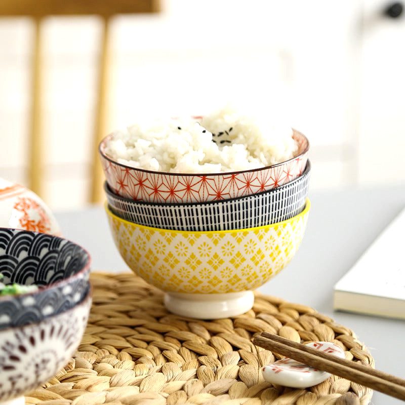 Bols matcha Seyama empilés et remplis de riz sur un set tressé