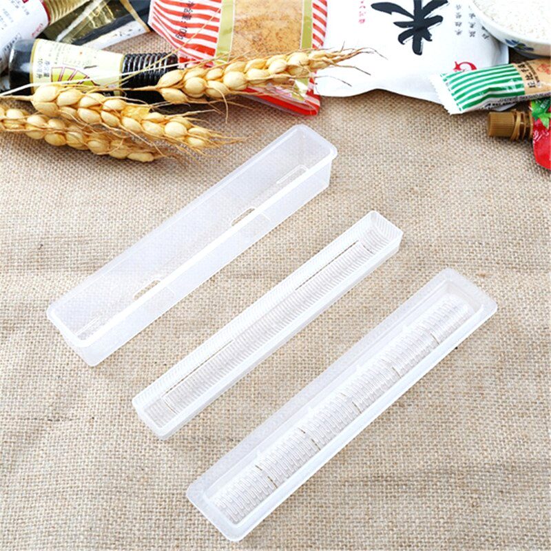 Trois moules à maki transparents posés sur une nappe