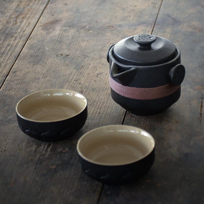 Théière japonaise portable Kataoka avec ses deux tasses posées à côté