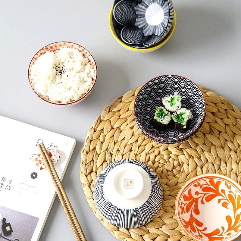 Bols matcha Seyama vus de dessus sur une table, set tressé et baguettes