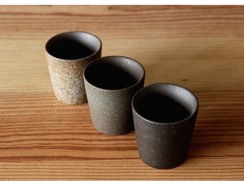Trois tasses Isayama vues de dessus en diagonale sur une table