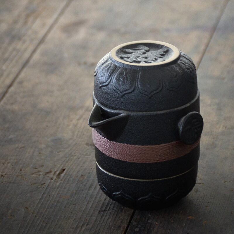 Théière portable Kataoka vue de trois quarts, tasses empilées sous la théière