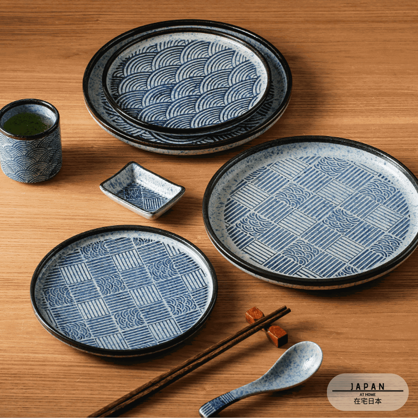Quatre assiettes japonaises Seigaiha à motifs de vagues et de nattes sur une table en bois