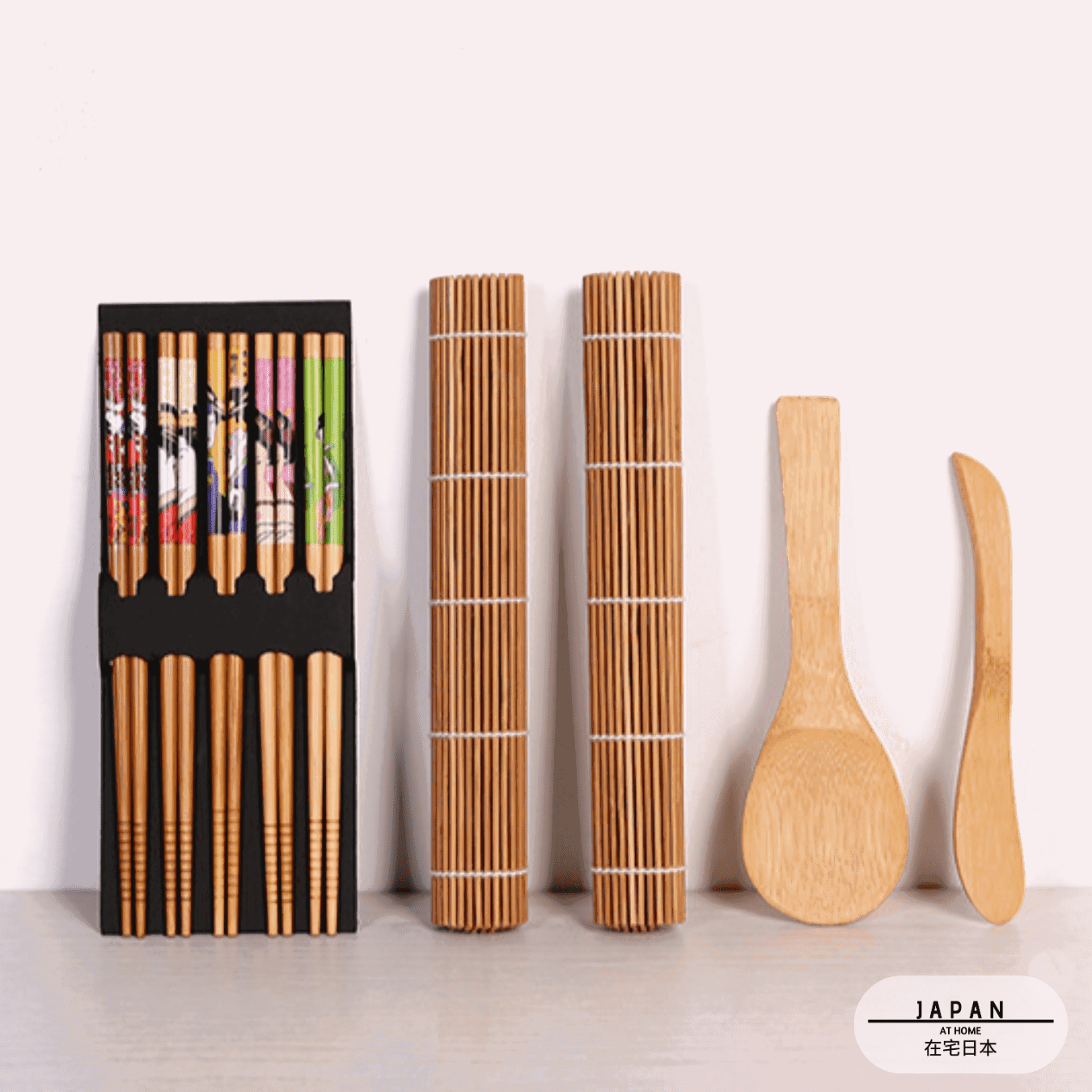 Kit sushi en bambou aligné : baguettes décorées, deux nattes roulées et spatules