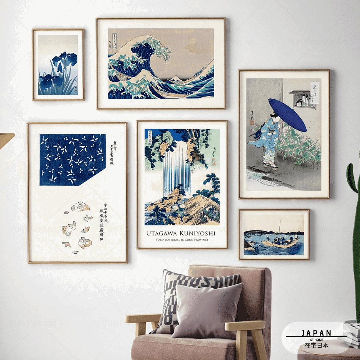 Six affiches estampes ukiyo-e encadrées au mur au-dessus d'un fauteuil