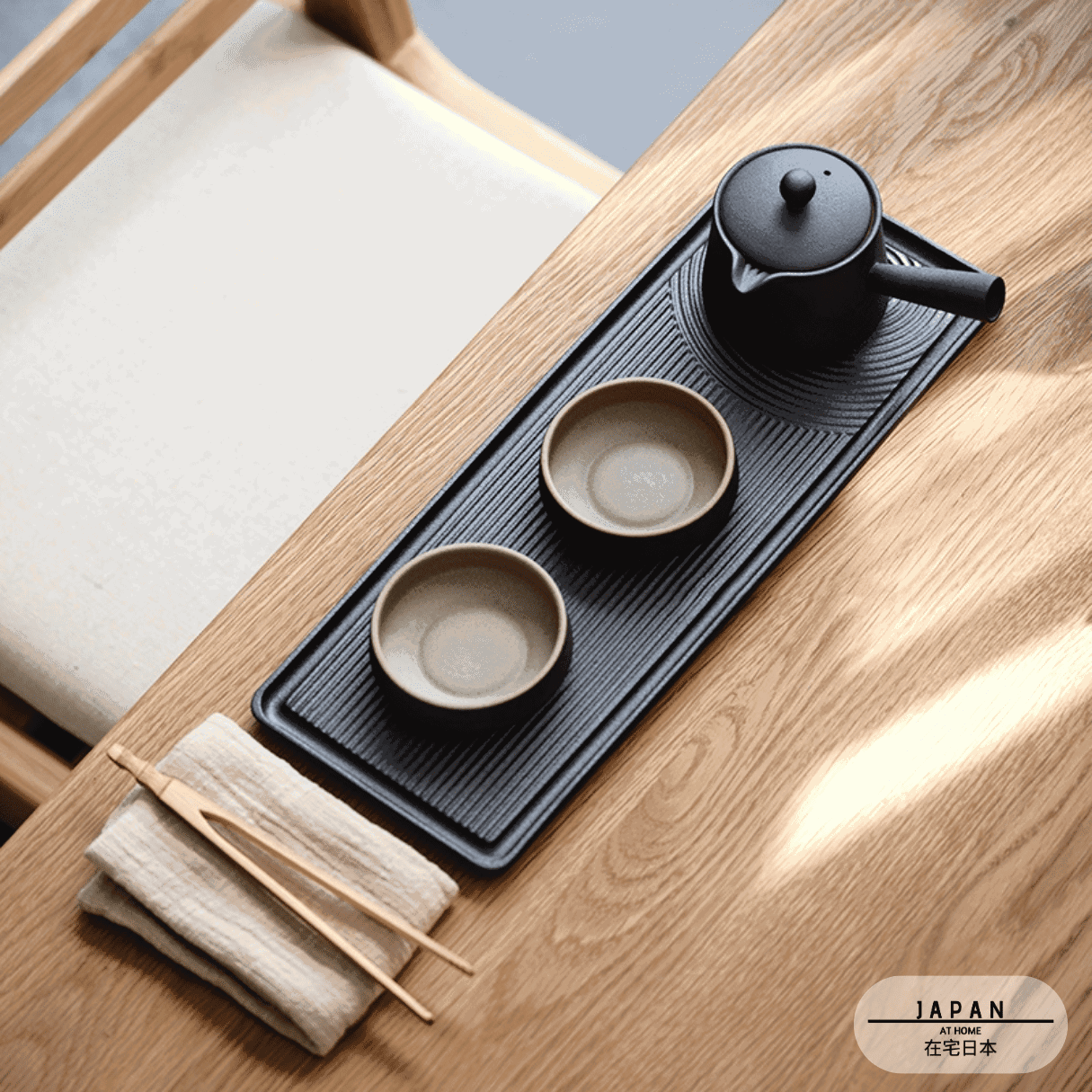 Service à thé Tsumagoi sur son plateau noir posé sur une table en bois